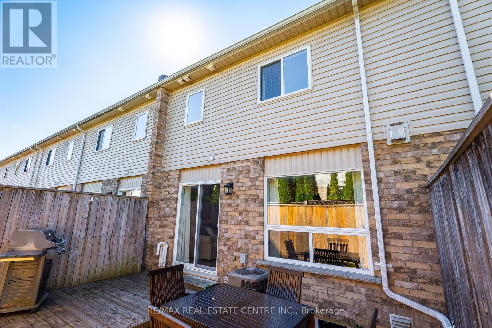 #11 20 SHACKLETON DRIVE - 34