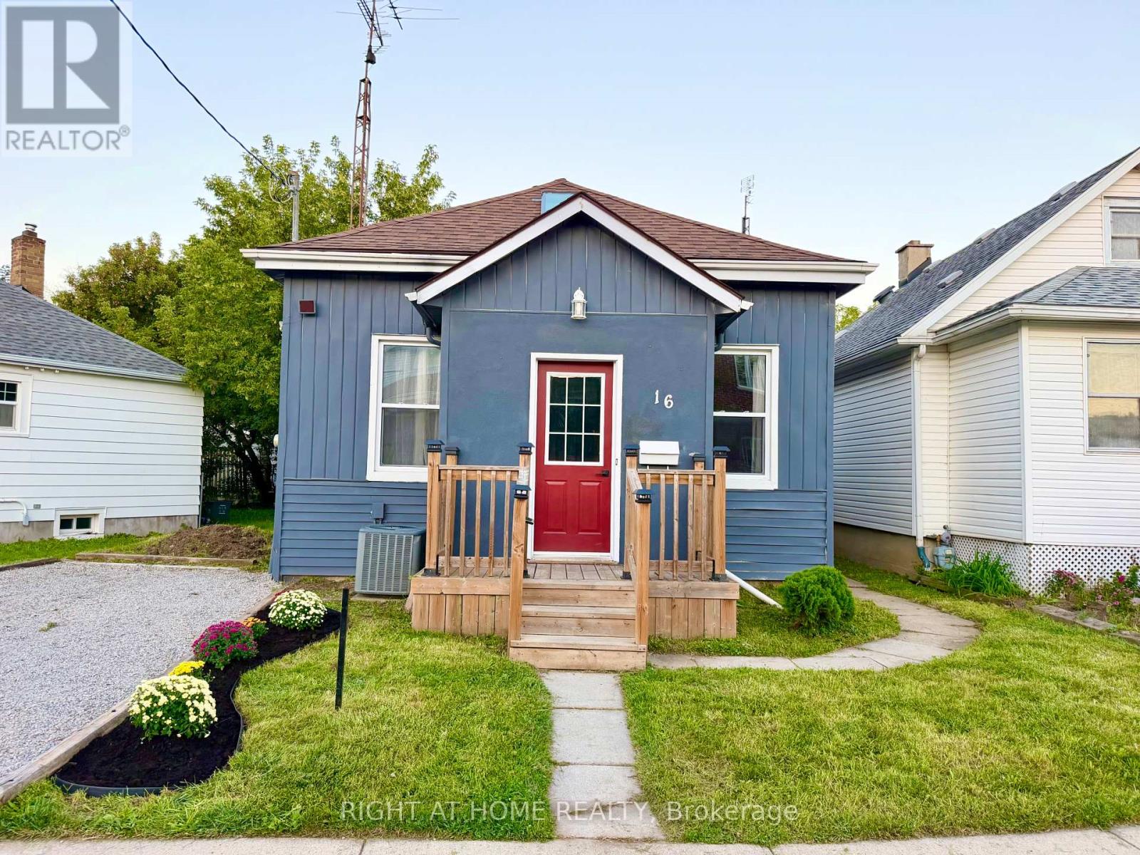 16 EAST STREET, St. Catharines (E. Chester)