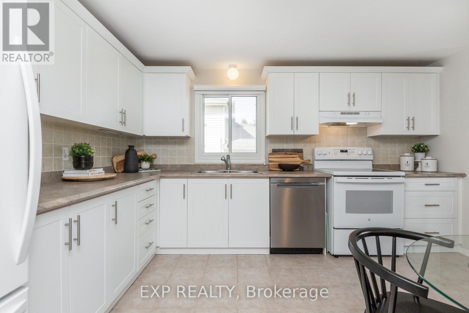 12 Craig Crescent, Barrie, ON photo 6