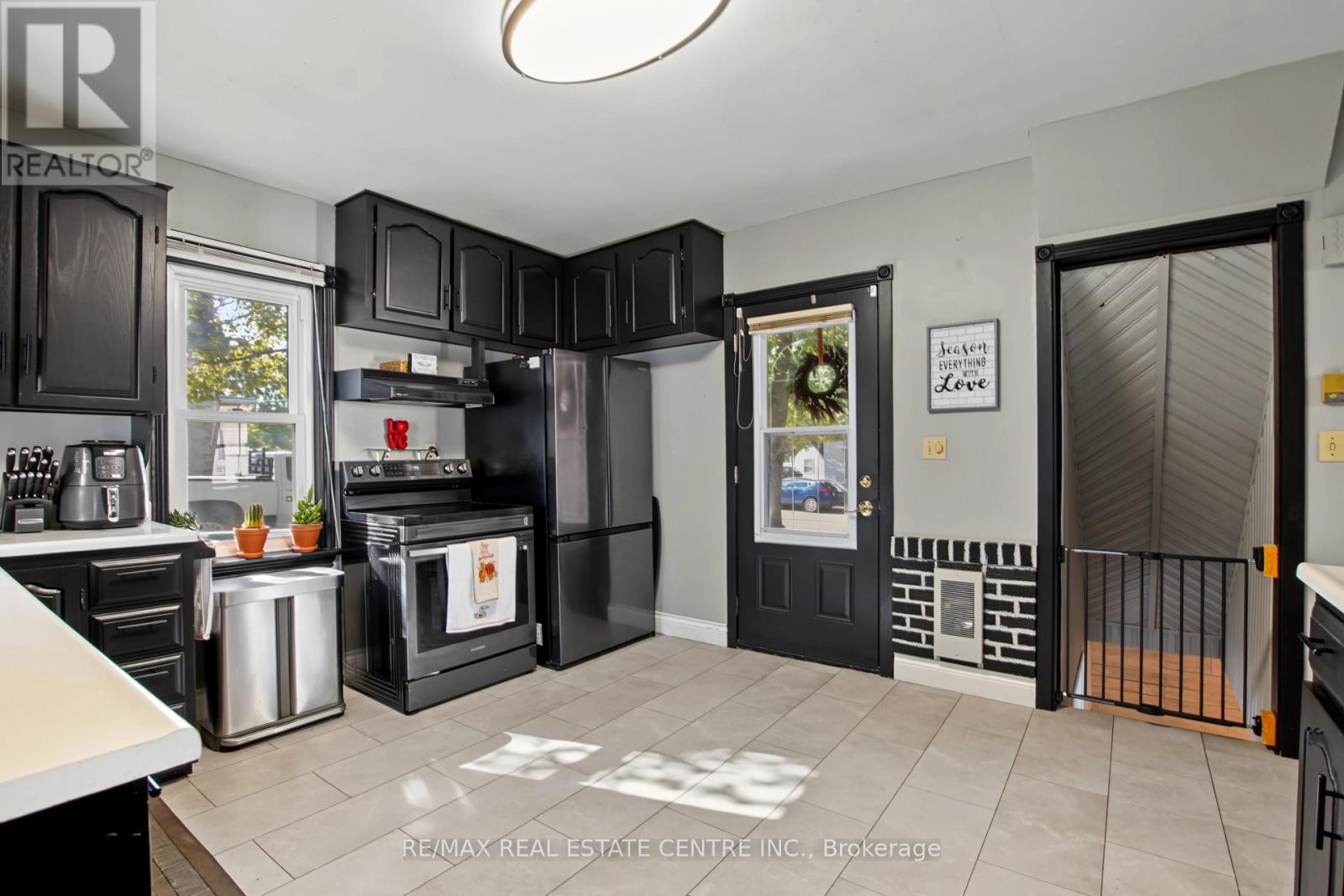 215 ELGIN STREET S - 14