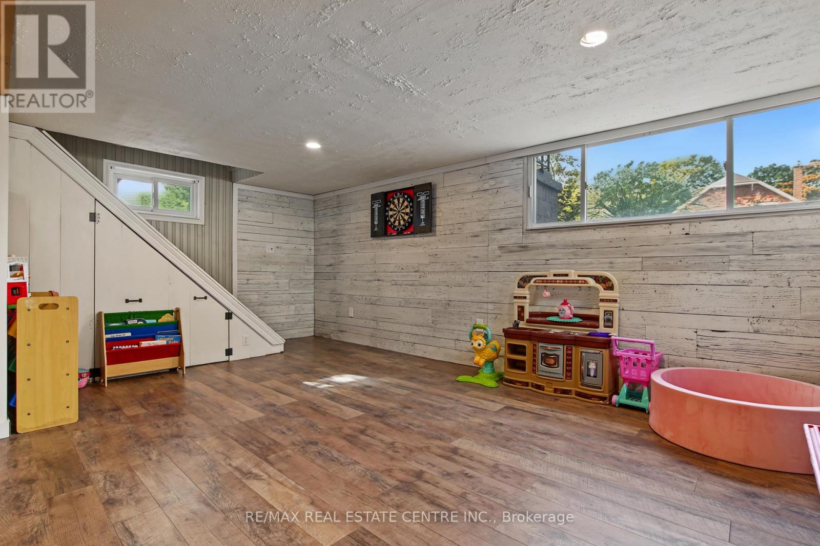 215 ELGIN STREET S - 28