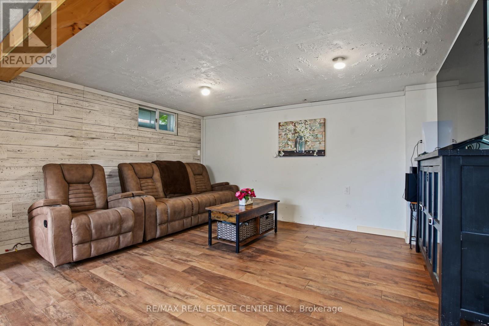 215 ELGIN STREET S - 29