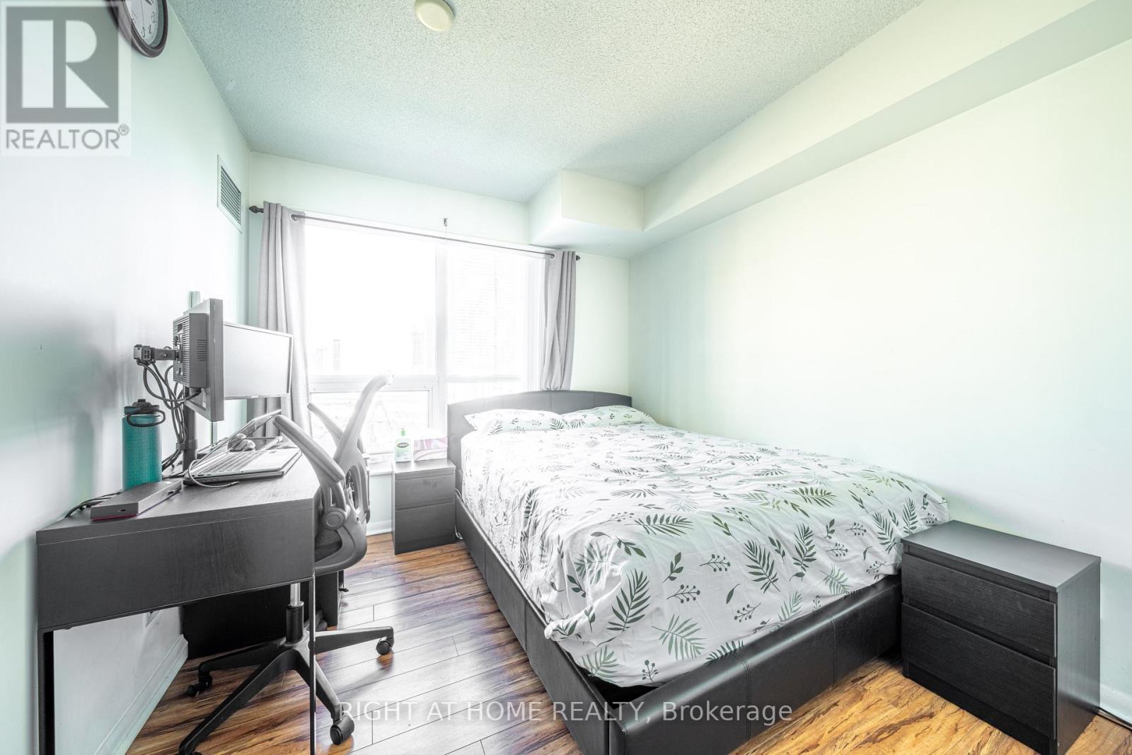 18 Yonge Street — photo 17