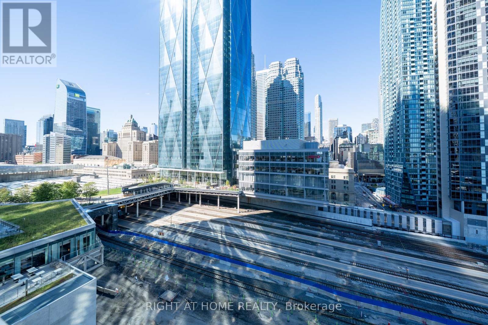 18 Yonge Street — photo 22