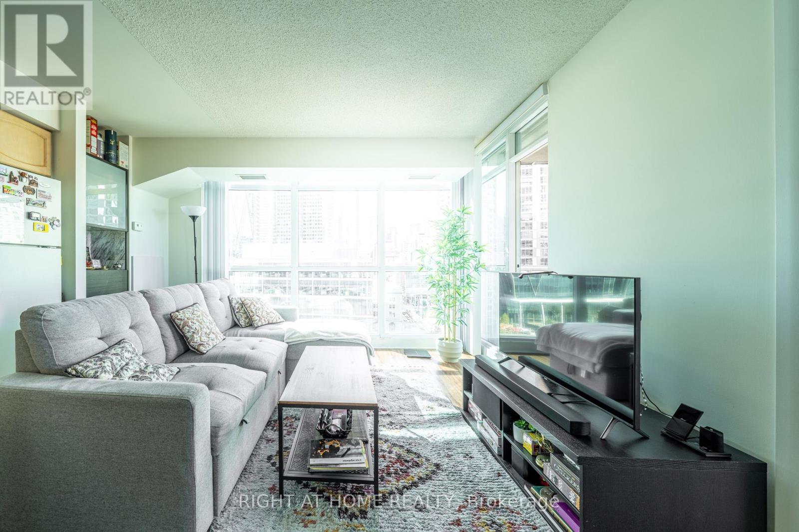 18 Yonge Street — photo 11