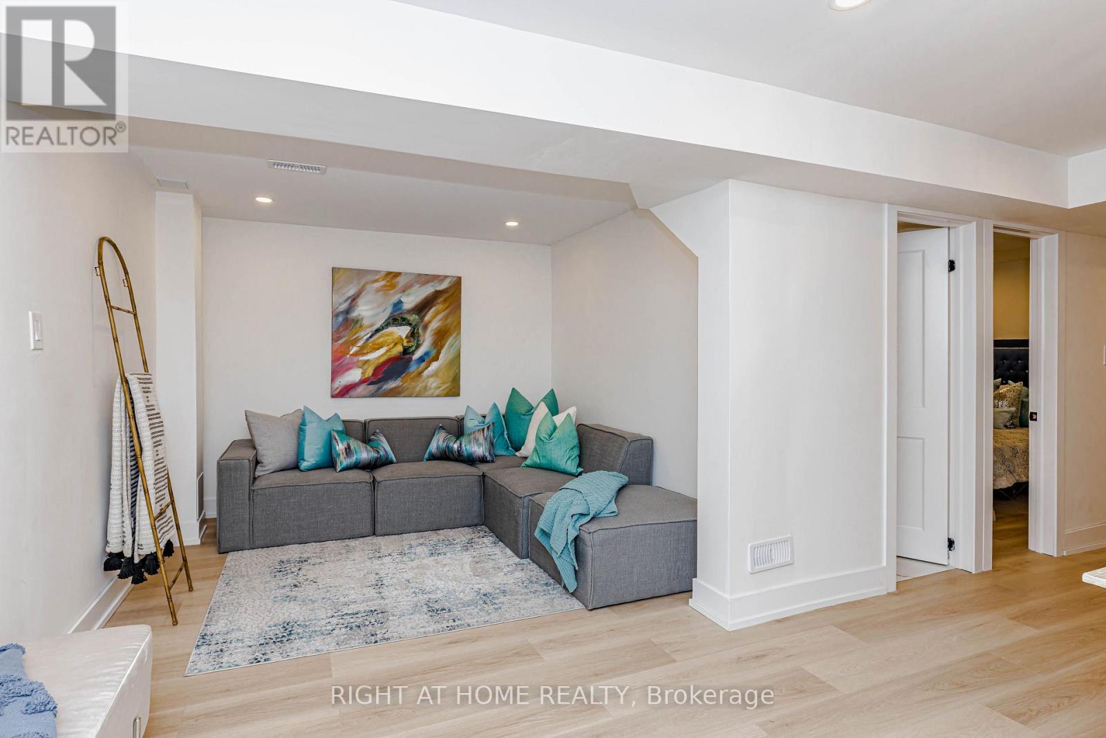 8 HAZELGLEN COURT - 38