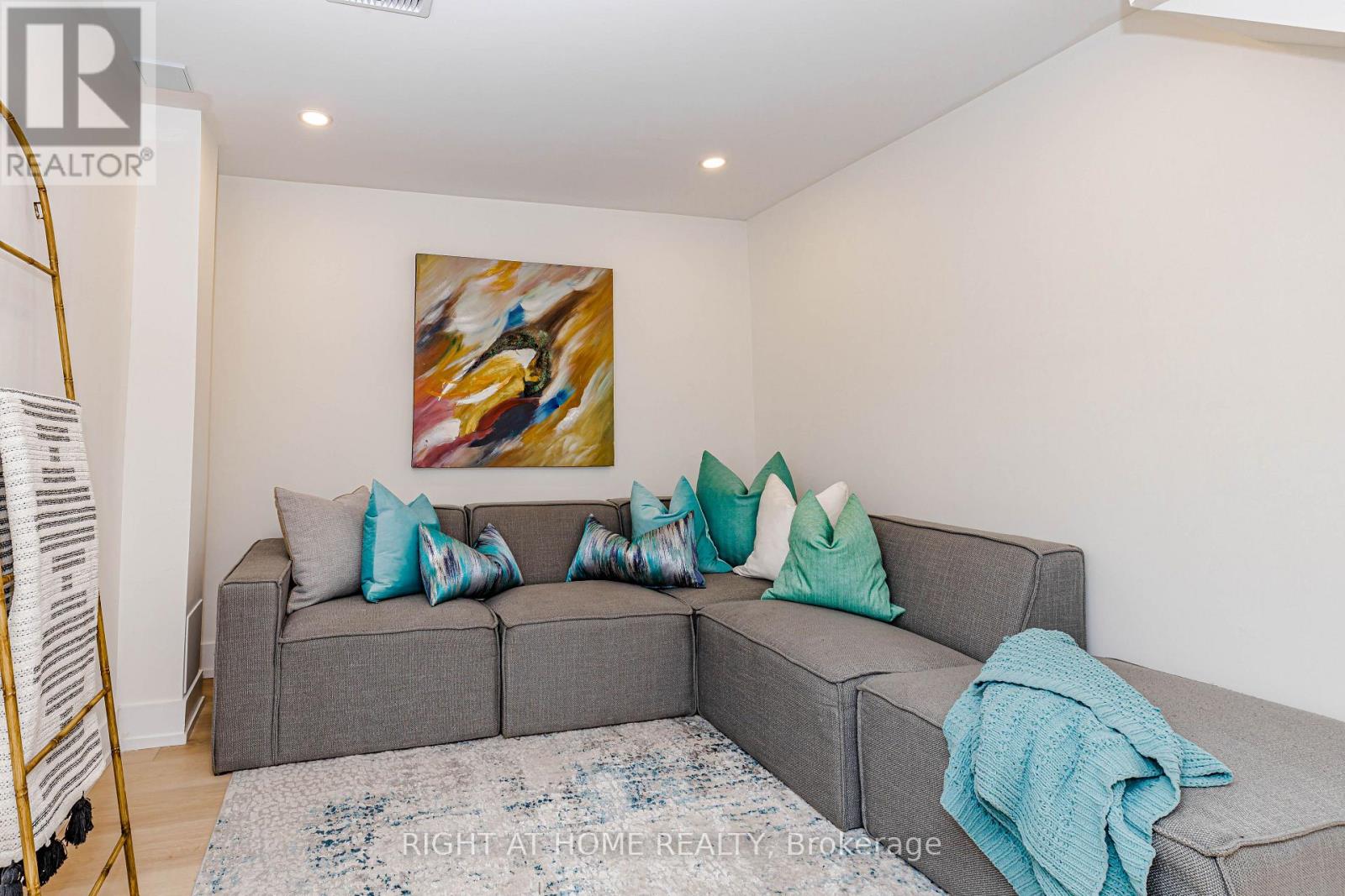 8 HAZELGLEN COURT - 40