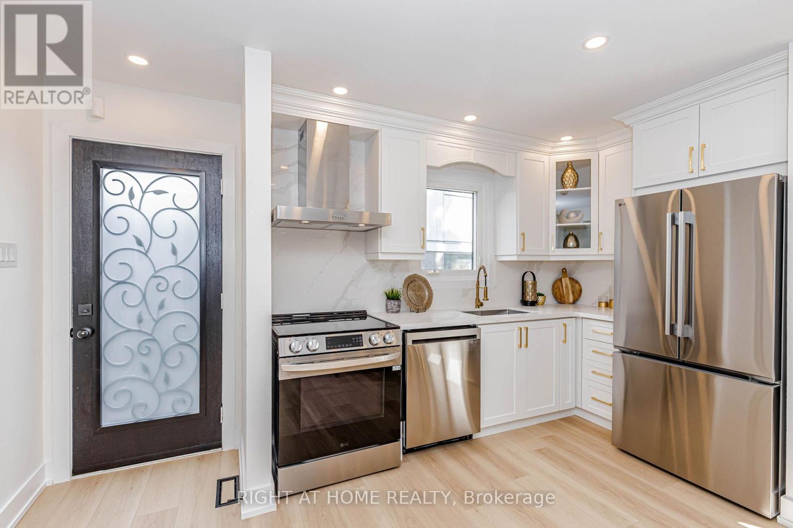 8 HAZELGLEN COURT - 8