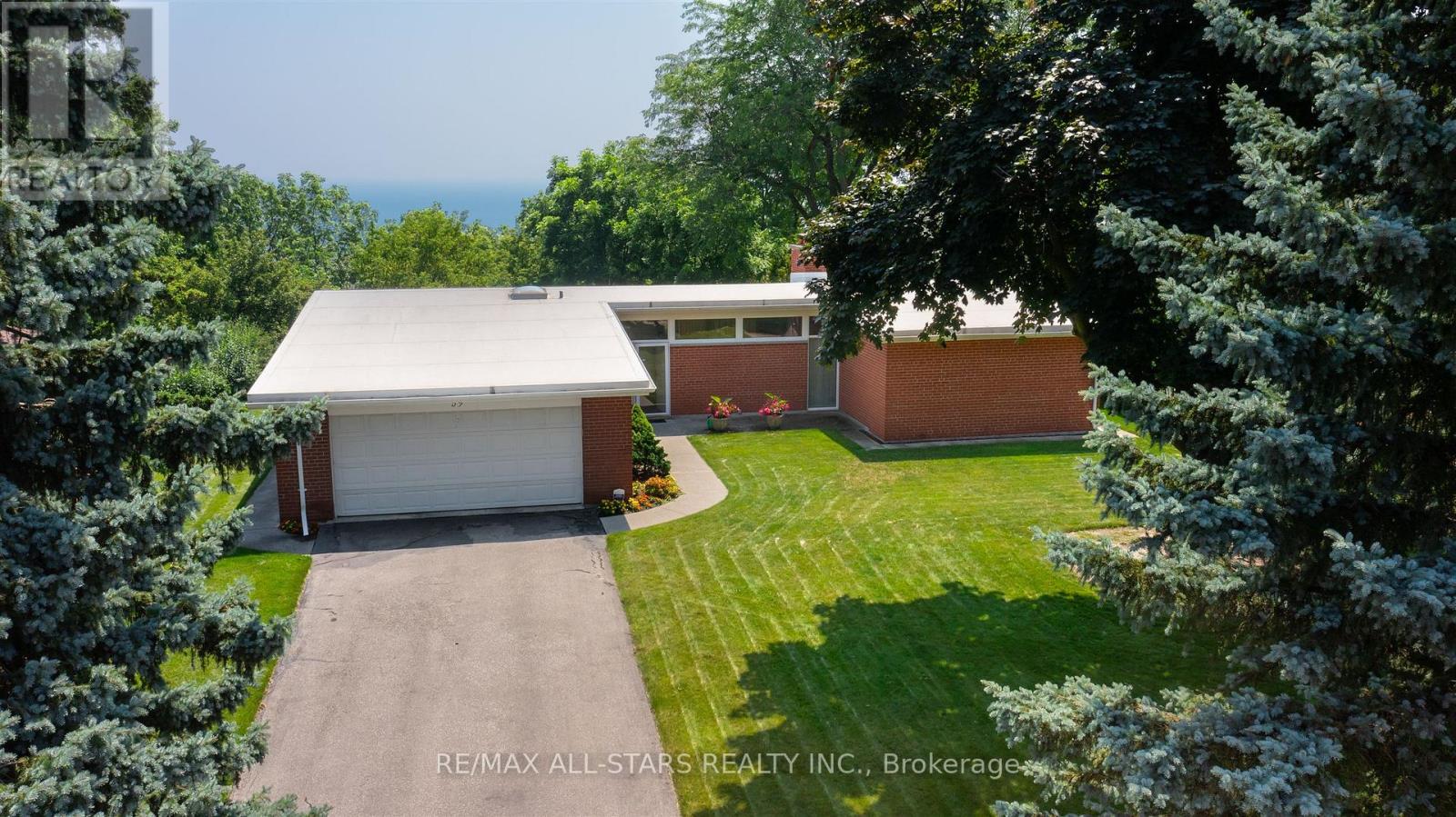 59 Hill Crescent — photo 2