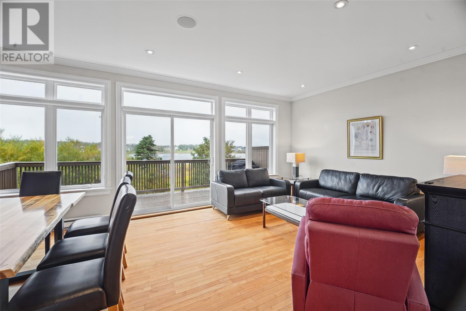 #11 28 Lions Crescent - 18