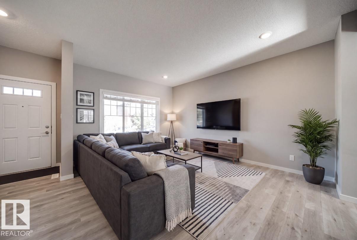 15927 13 Avenue SW, Glenridding Heights — photo 9 of 30: Property photo