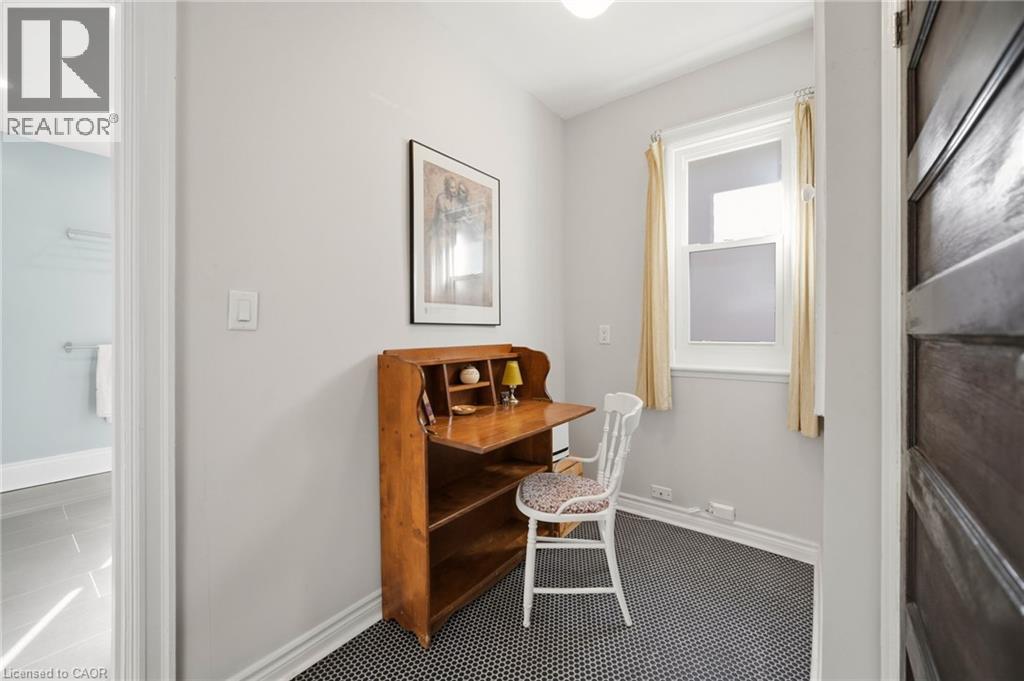 35 FAIRLEIGH Avenue S - Image 21