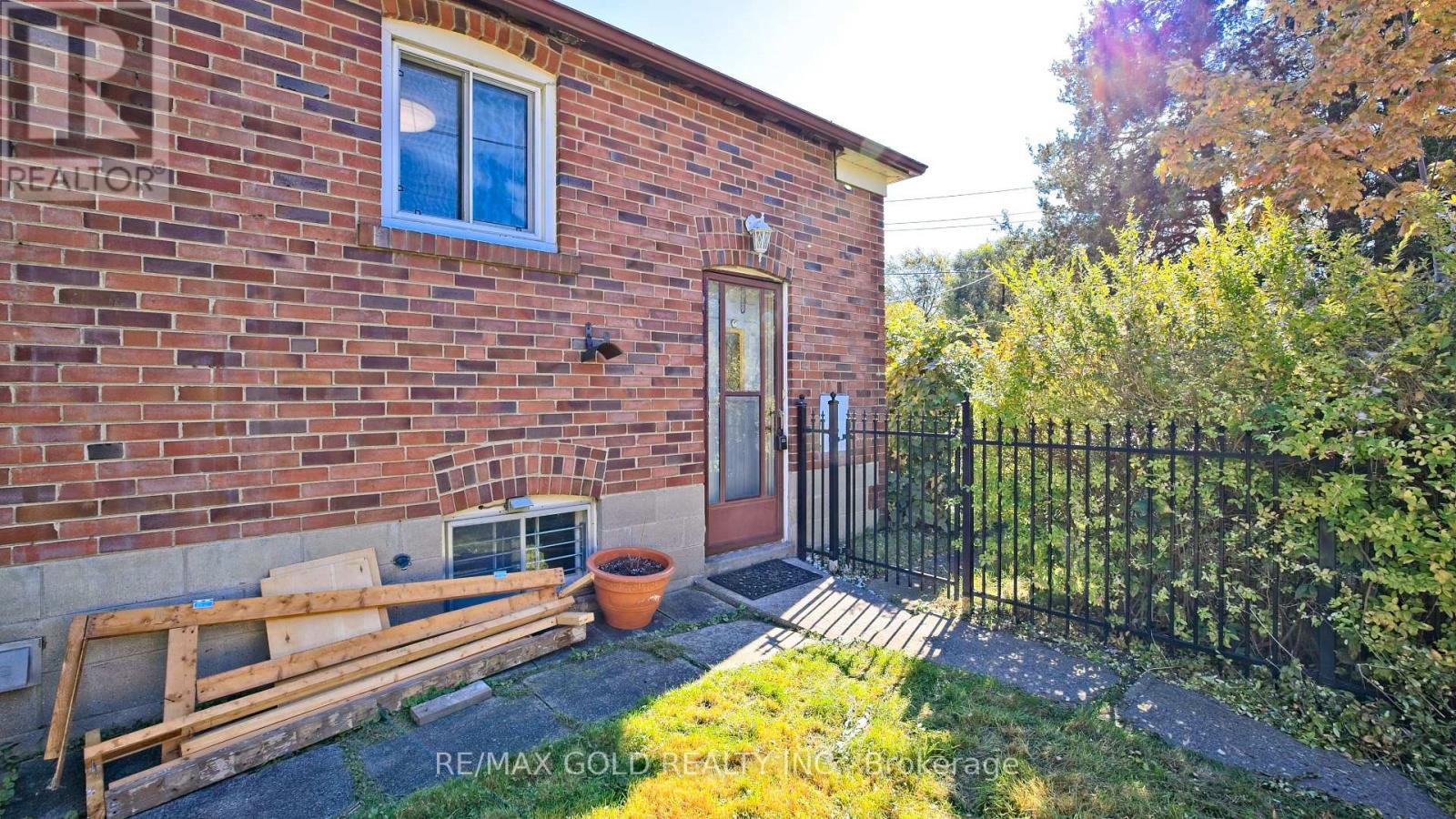 11 PINE AVENUE N - 34