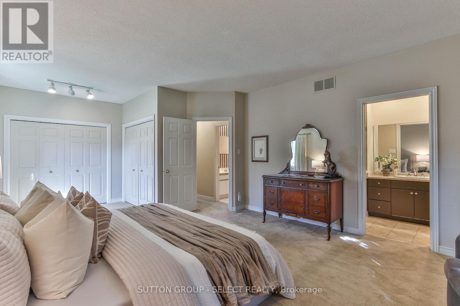 #32 30 DOON DRIVE - 24