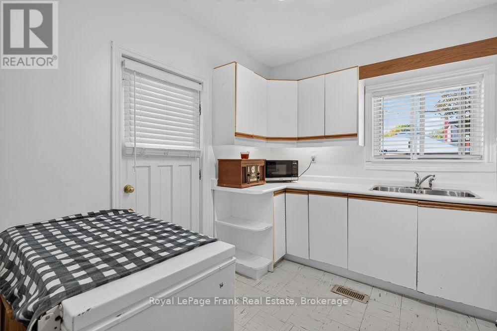 72 Twenty Second Street, Toronto, ON photo 12