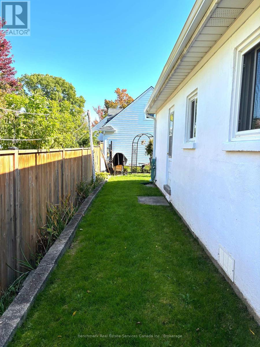 56 SANDERS STREET E - Image 22