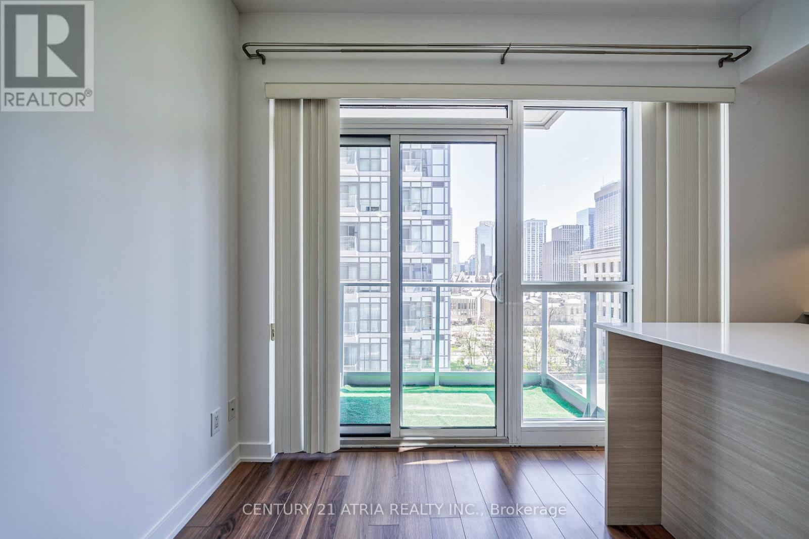 210 Simcoe Street — photo 25