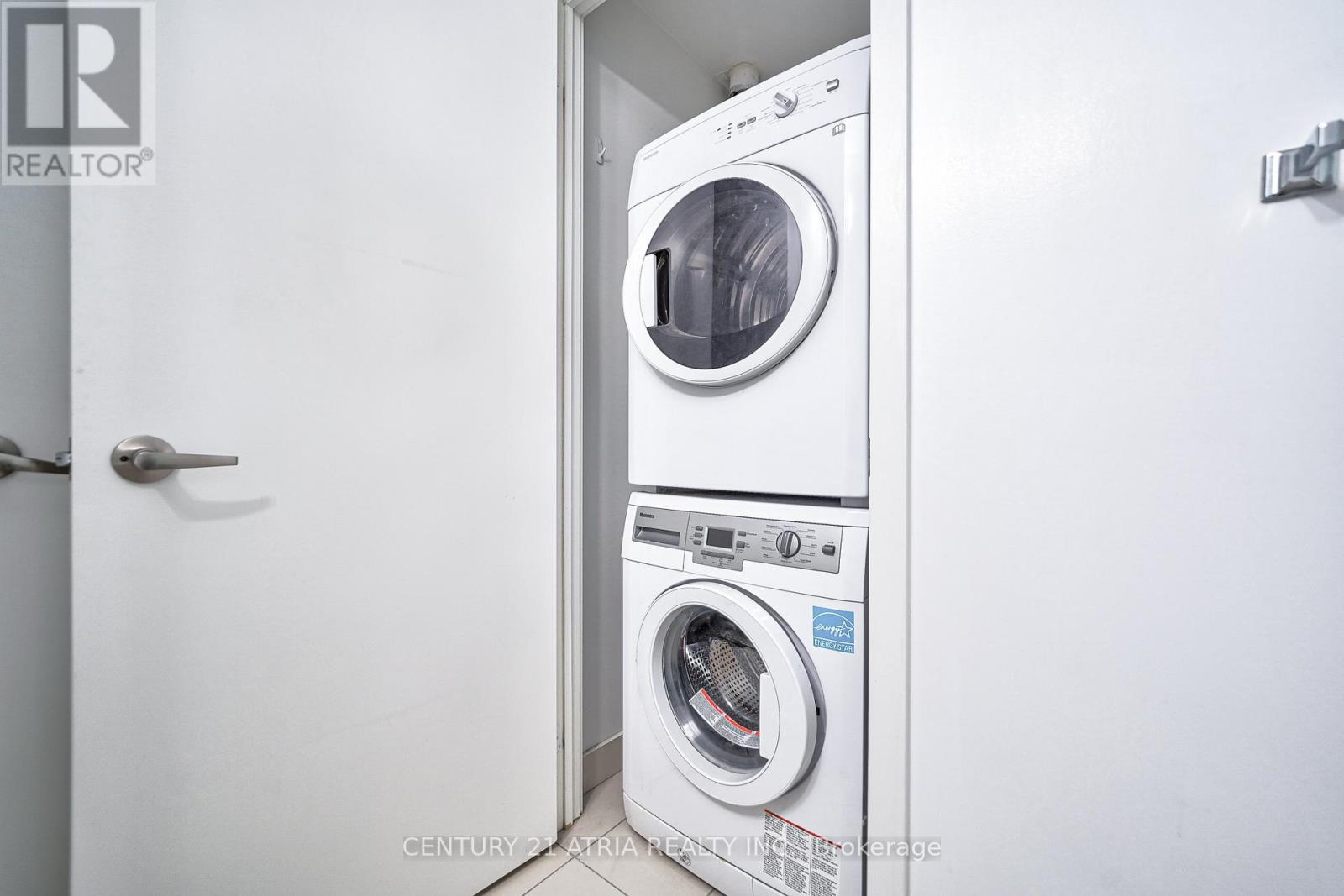 210 Simcoe Street — photo 27