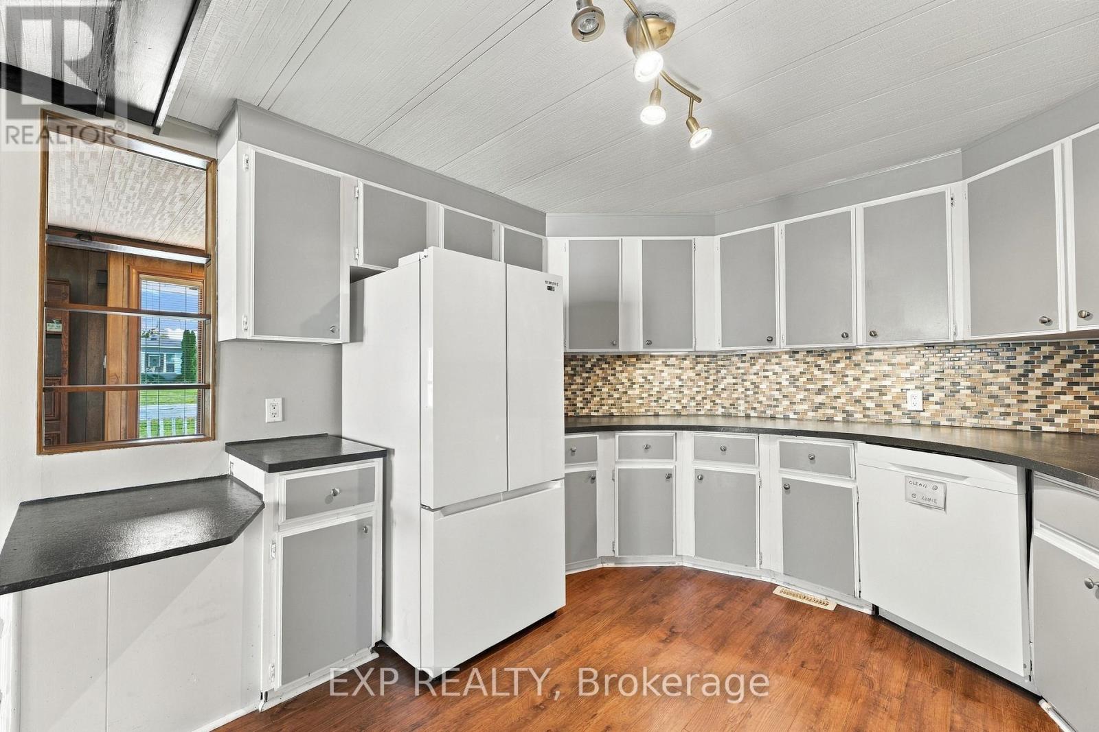 139 ROXANNA DRIVE - 12