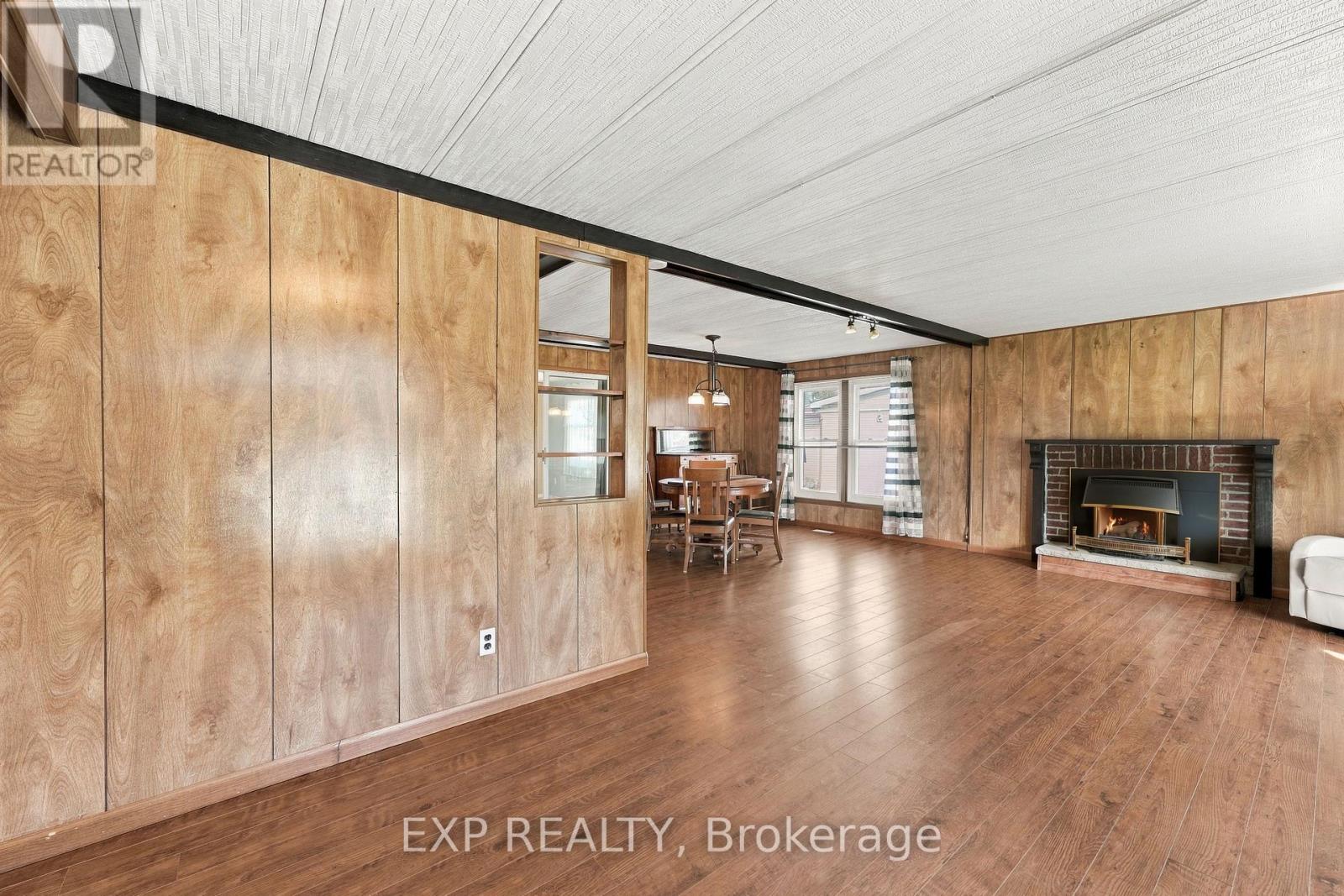 139 ROXANNA DRIVE - 4