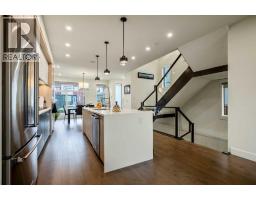 5pc Bathroom - 228 33 Avenue Ne, Calgary, AB T2E2H6 Photo 11
