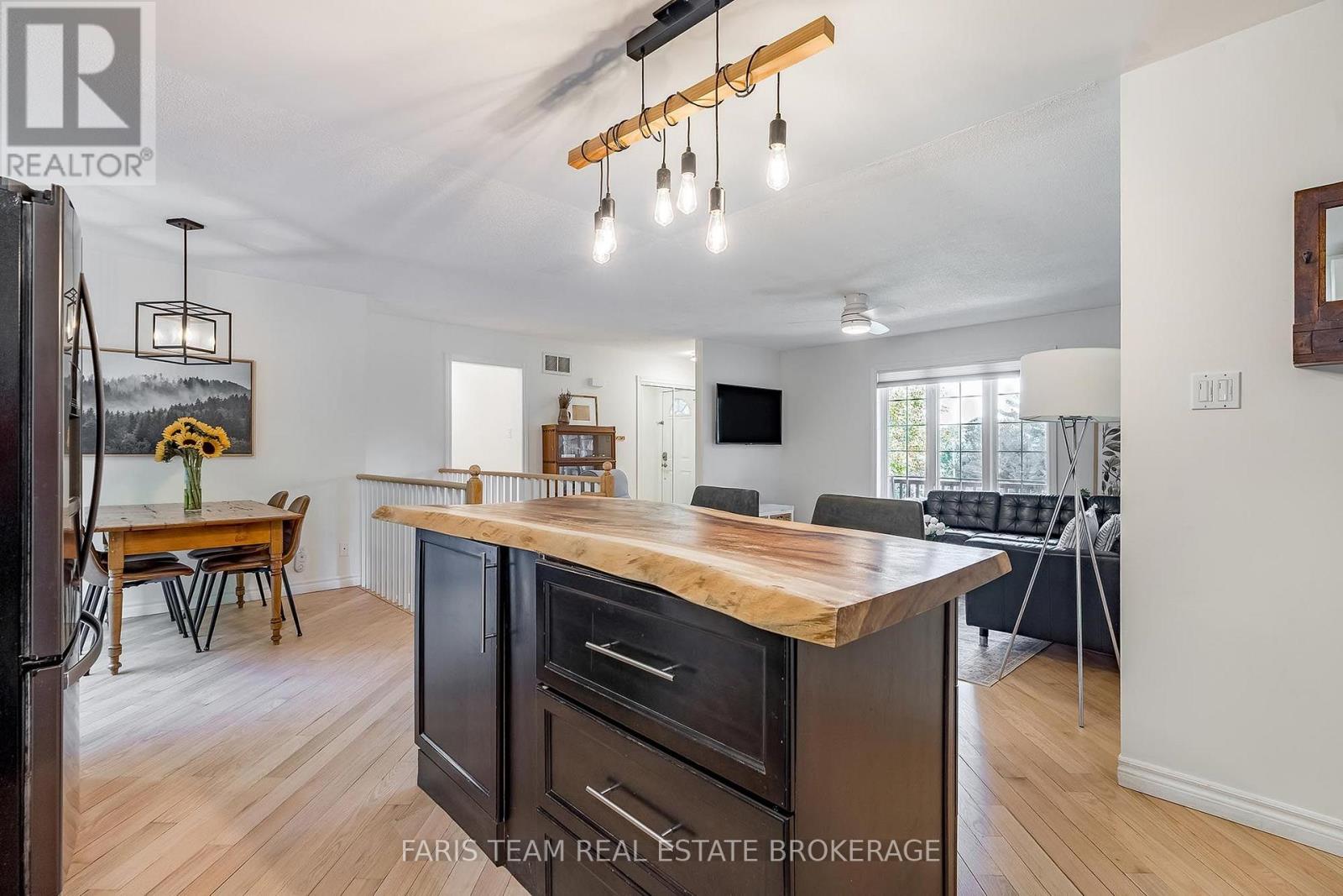 55 Davenport Drive, Springwater, ON photo 8