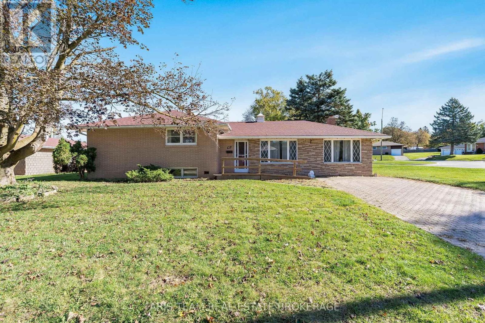 82 Oakley Park Square, Barrie, ON photo 3