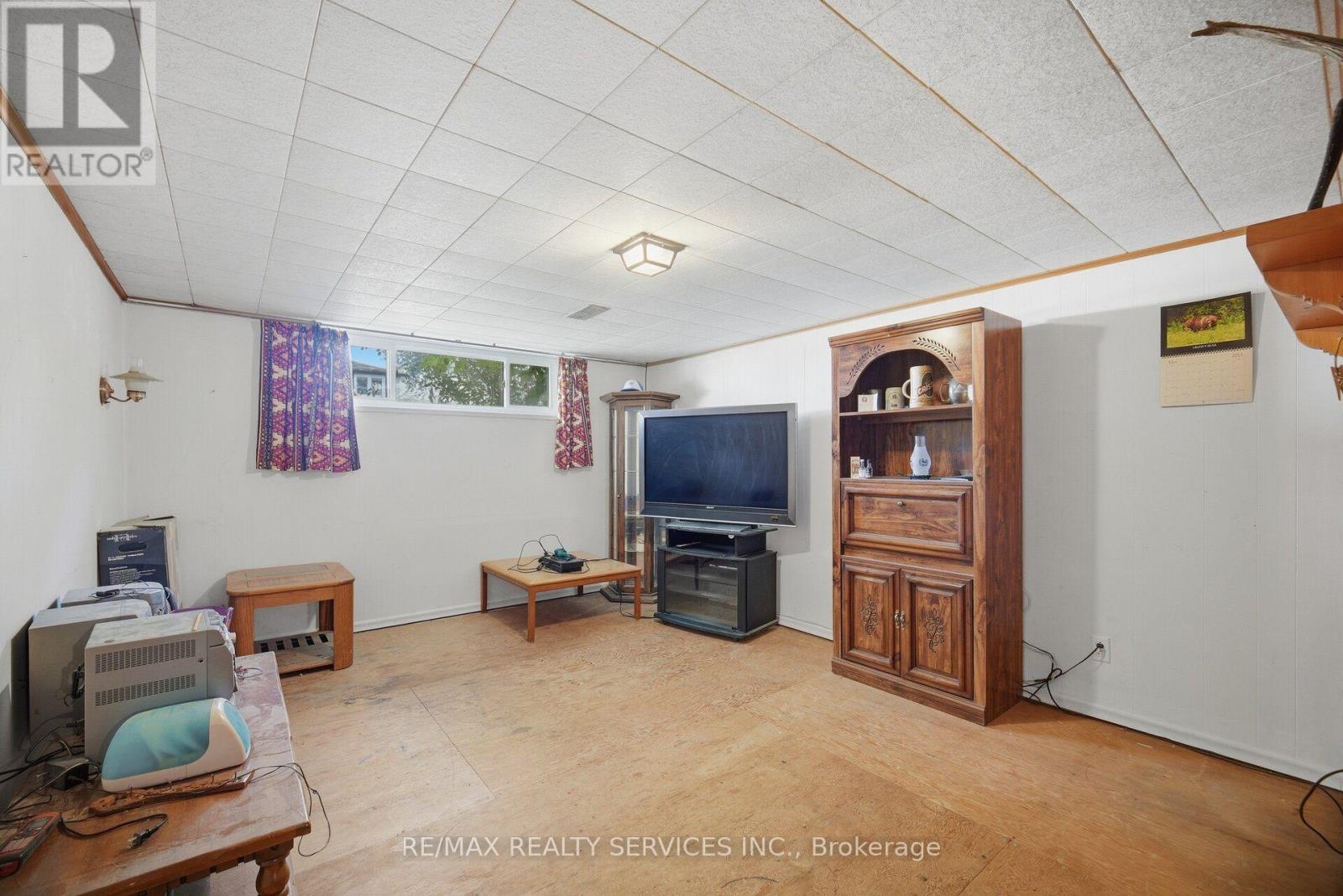 49 FERNDALE CRESCENT - 31