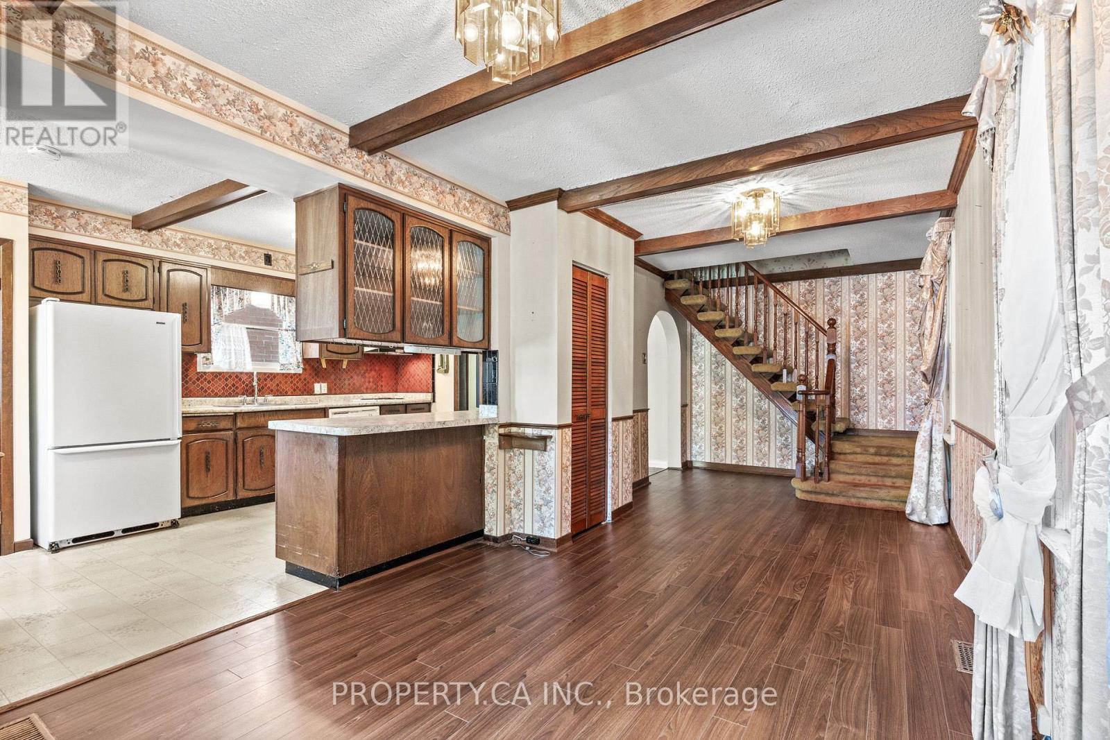 16 WARREN CRESCENT - 14