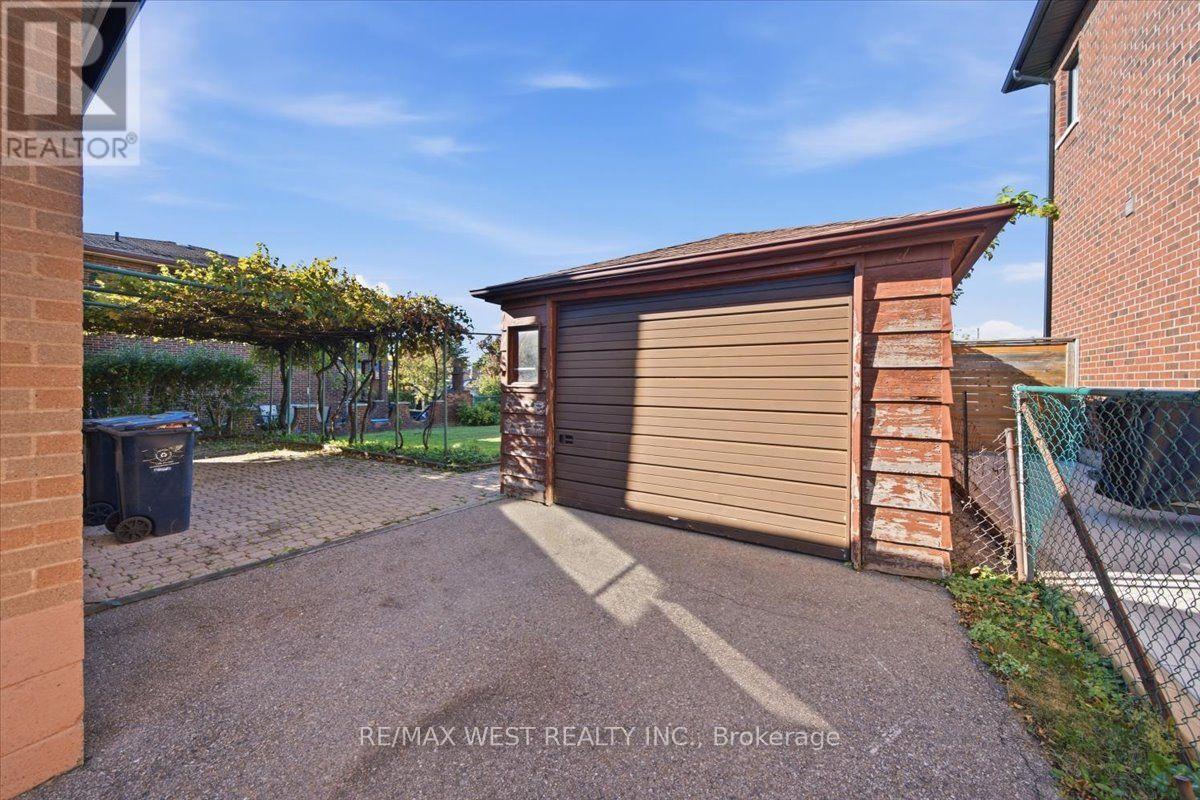 198 RUSTIC ROAD - 32