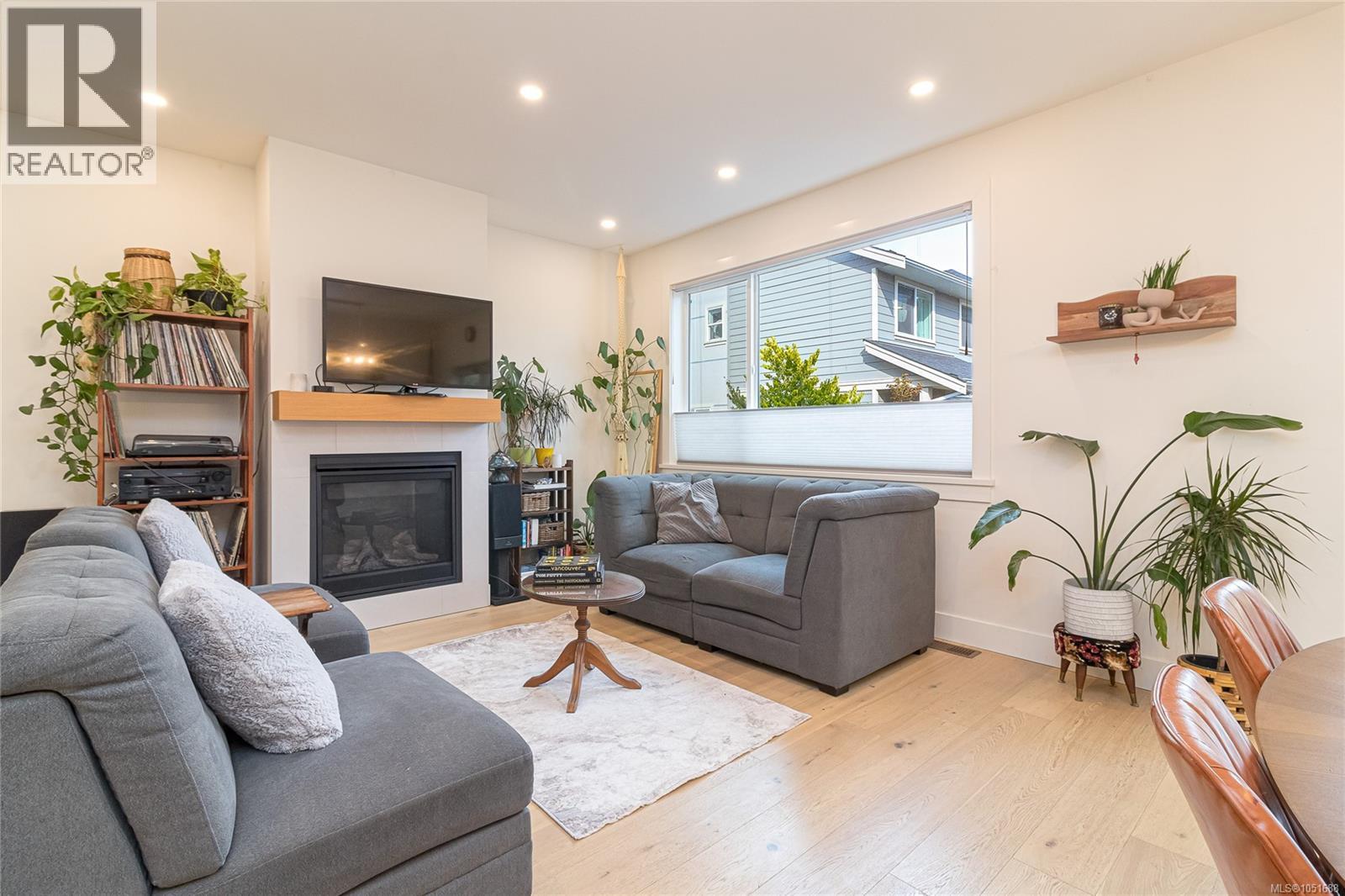 3197 Fifth St - 8