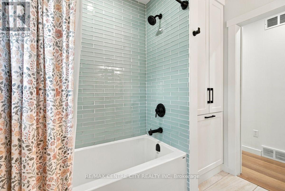 4564 EAST ROAD E - Image 25