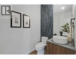 5pc Bathroom - 4320 Centre A Street Ne, Calgary, AB T2E3B1 Photo 10