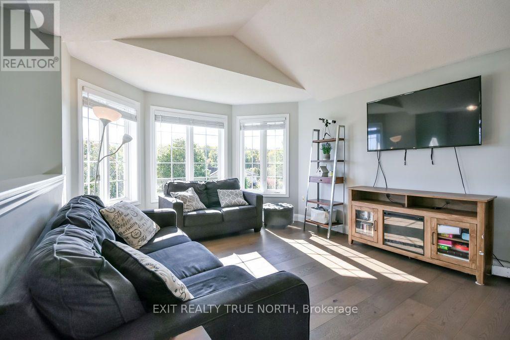 35 Marlow Circle, Springwater, ON photo 4
