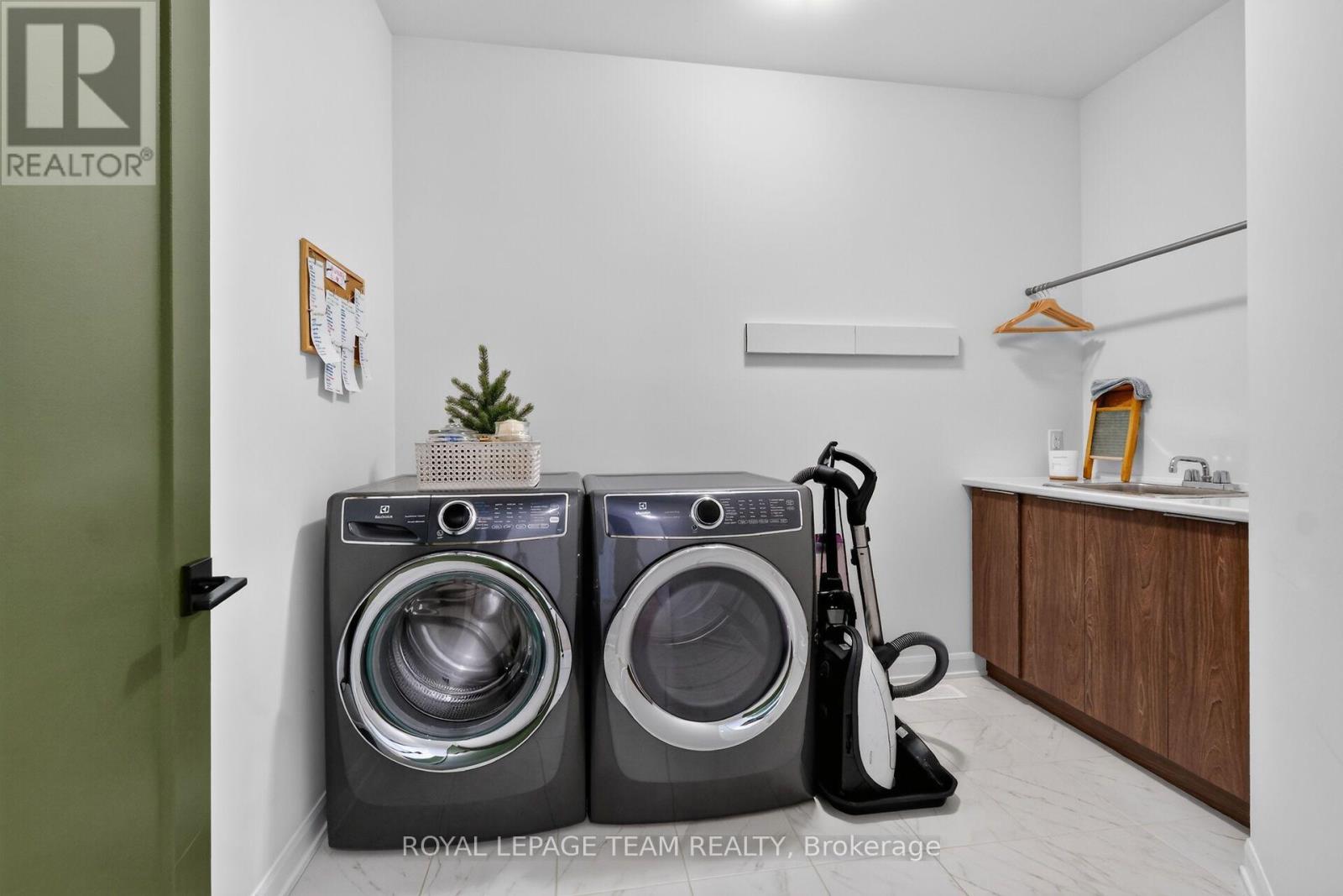 719 COAST CIRCLE - Image 28