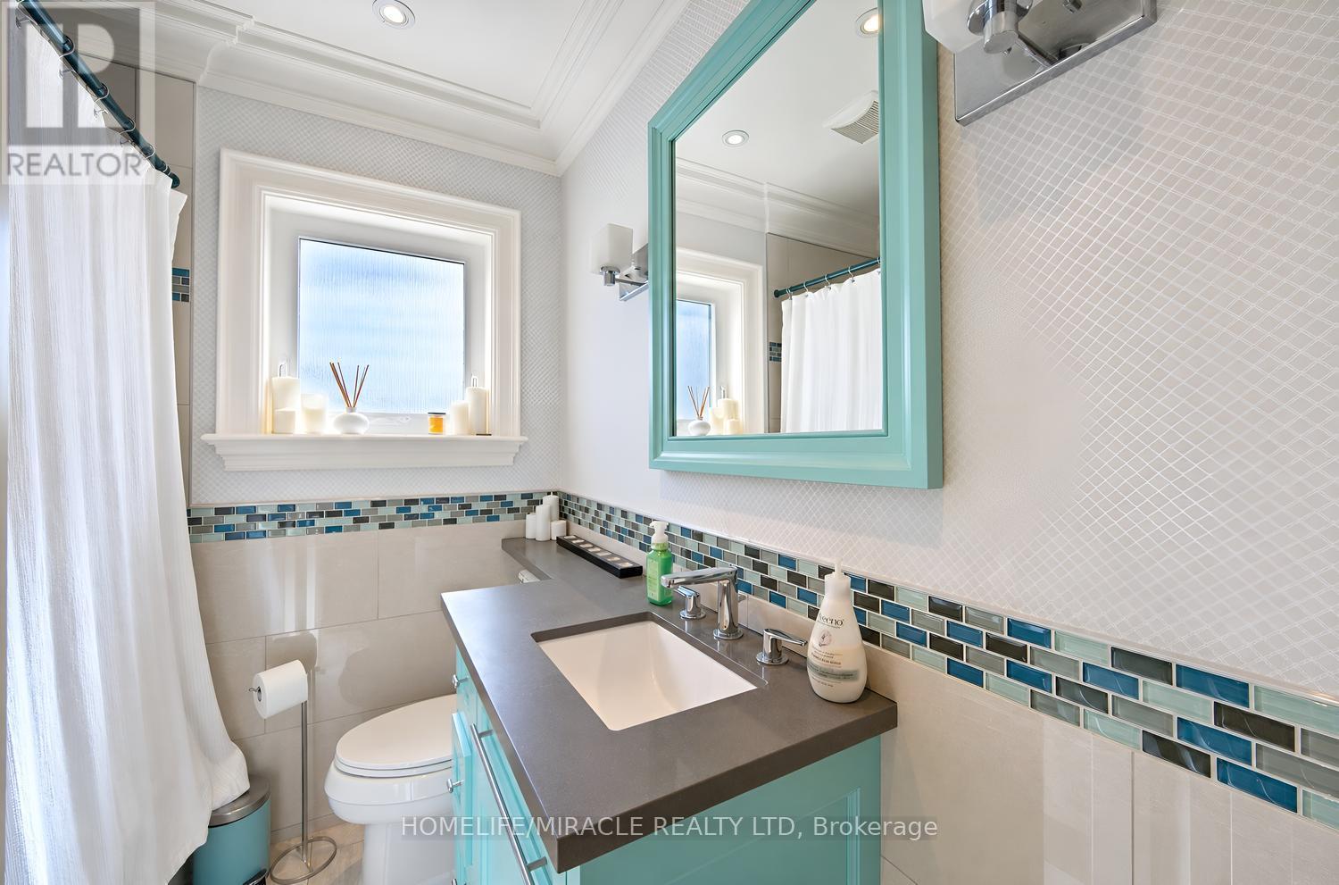 24 Acorn Avenue, Toronto, ON photo 16