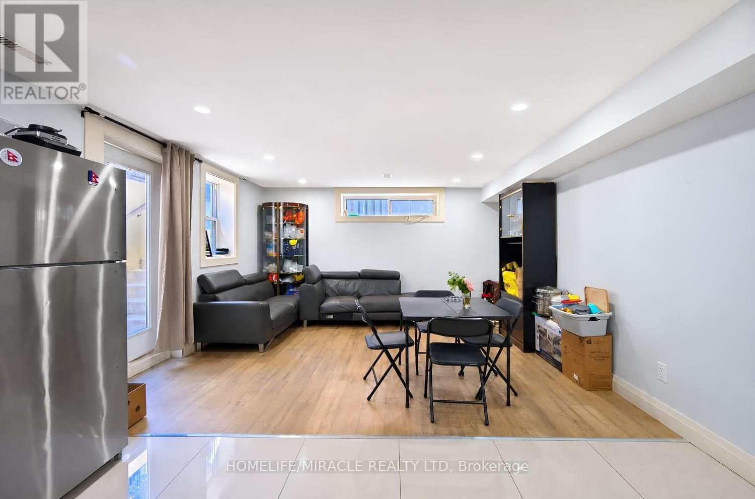 24 Acorn Avenue, Toronto, ON photo 32