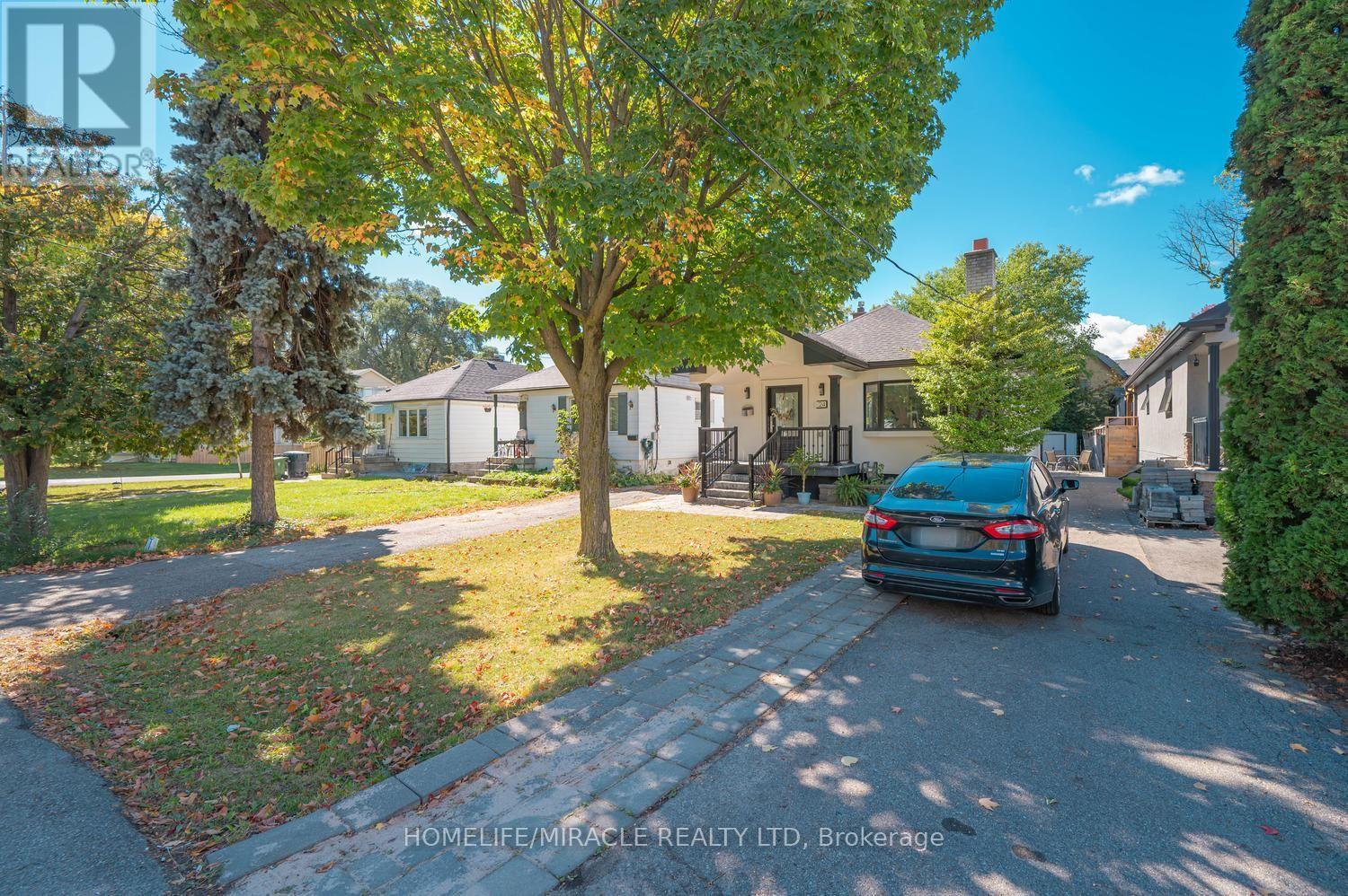 24 Acorn Avenue, Toronto, ON photo 4