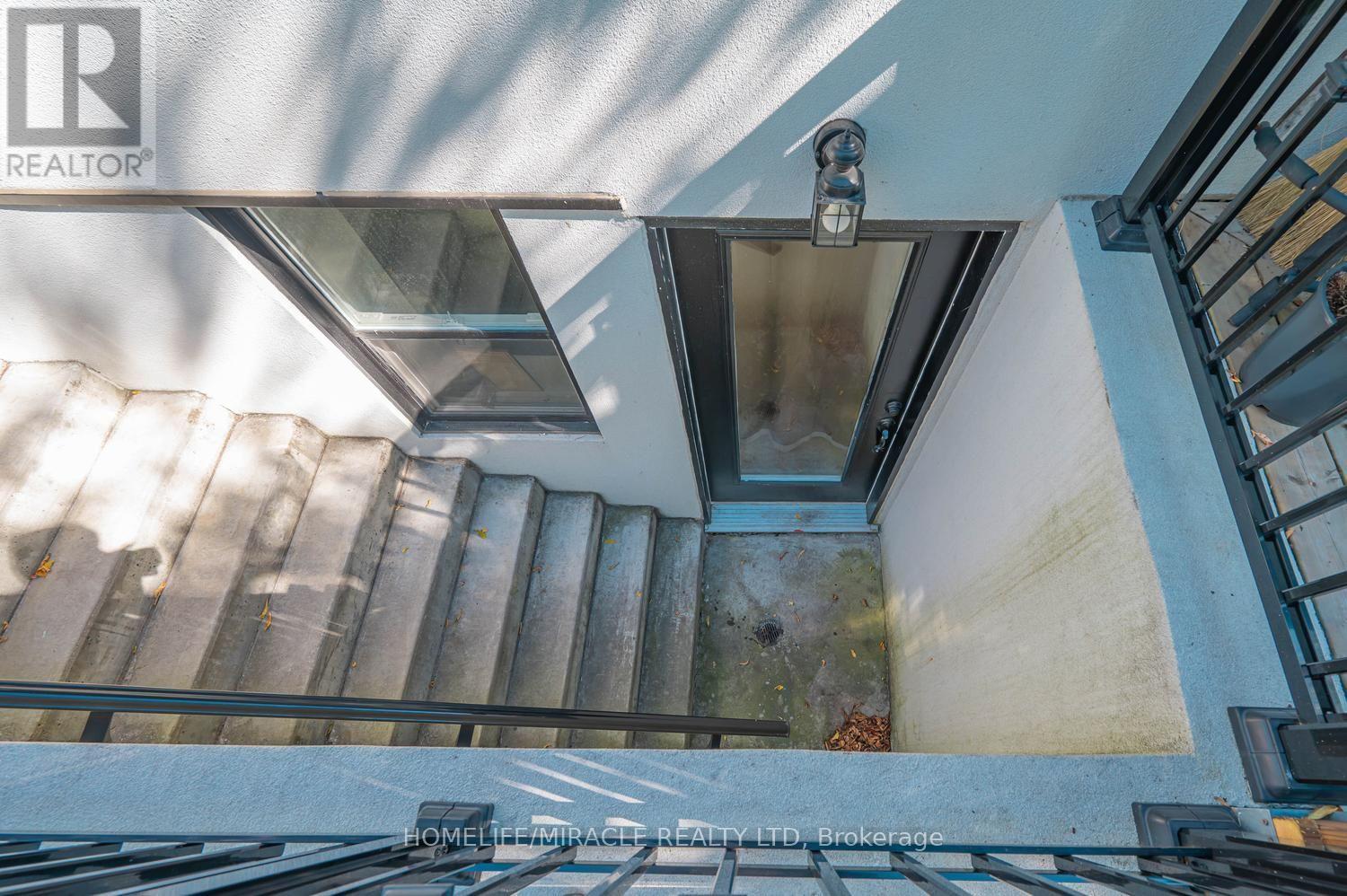 24 Acorn Avenue, Toronto, ON photo 43