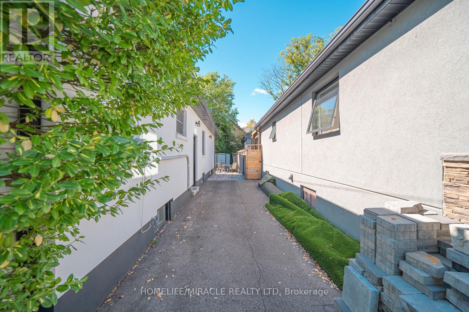 24 Acorn Avenue, Toronto, ON photo 50
