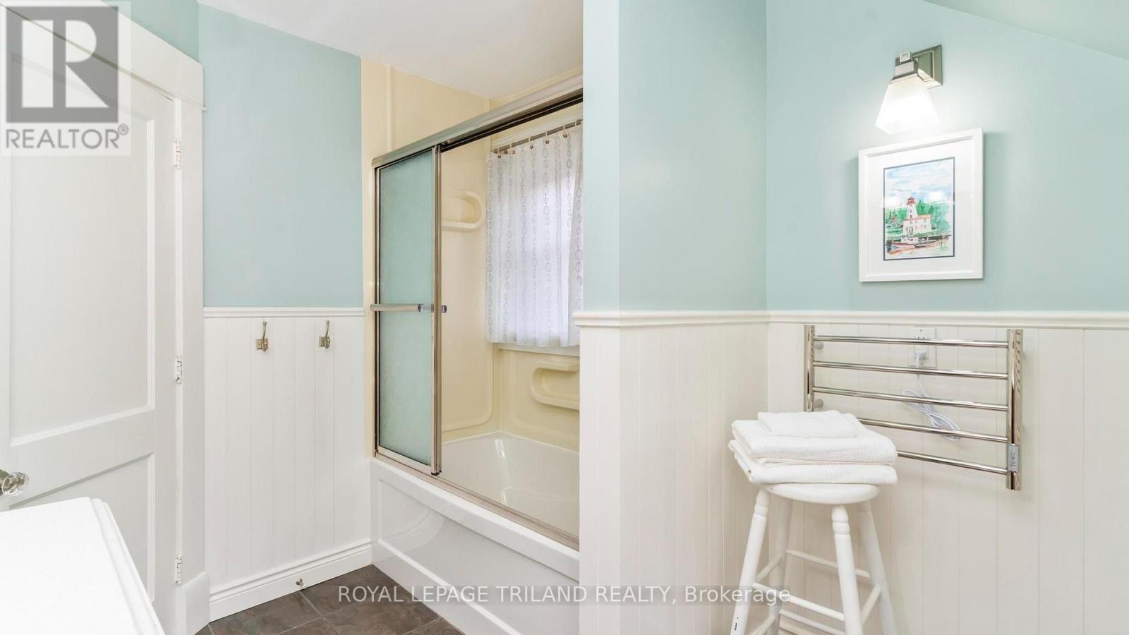 7 ERIE AVENUE - 26