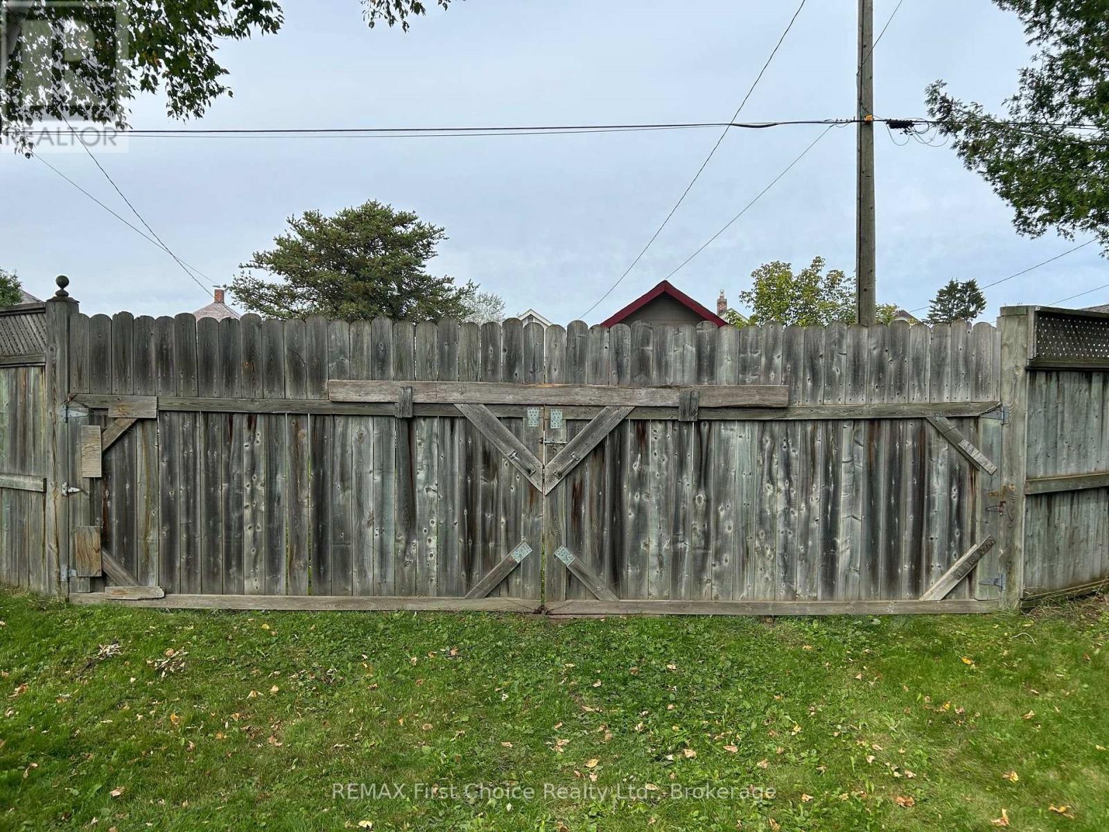 245 Francis Street West — photo 39