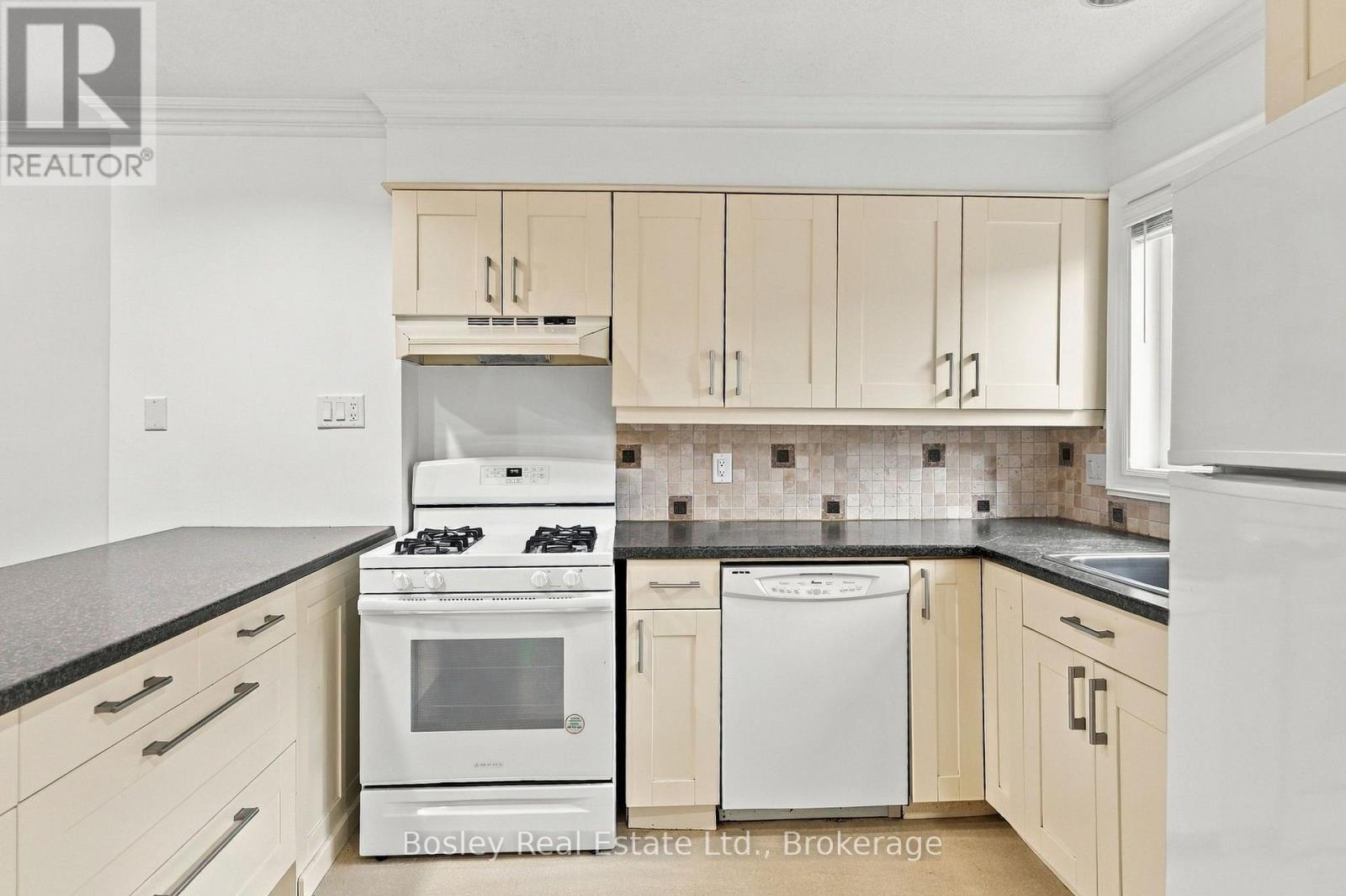 552 Oxbow Crescent — photo 8