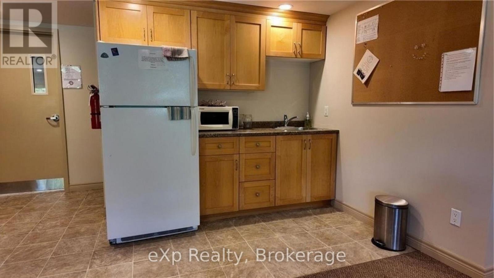 #304 125 WILLIAM STREET N - 35