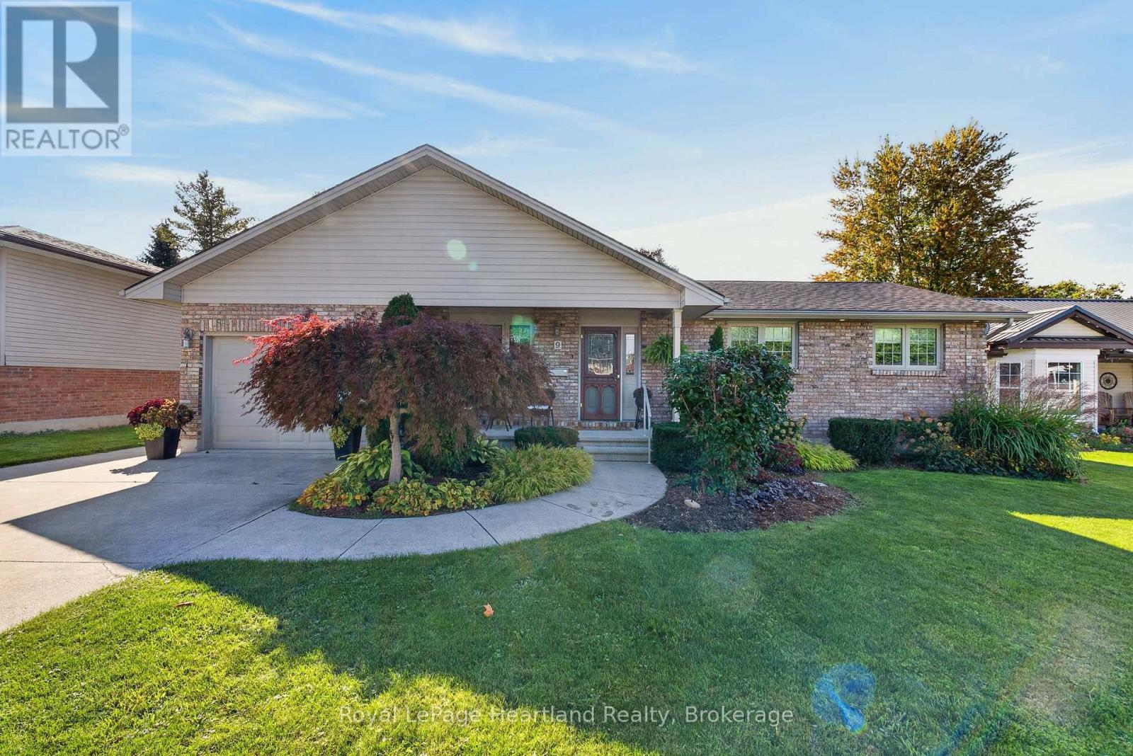 9 SHERWOOD CRESCENT - 1