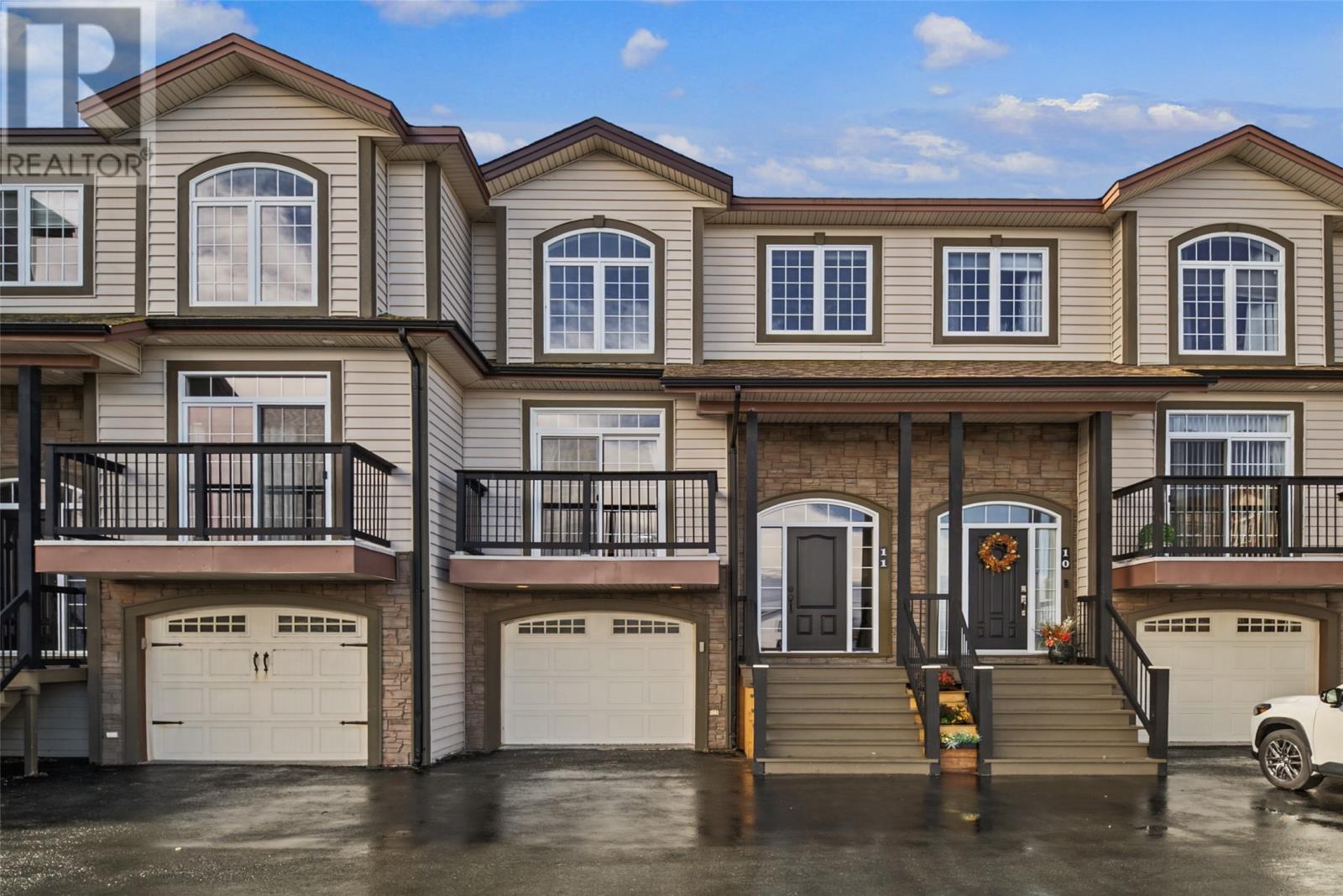 #11 28 Lions Crescent - 2