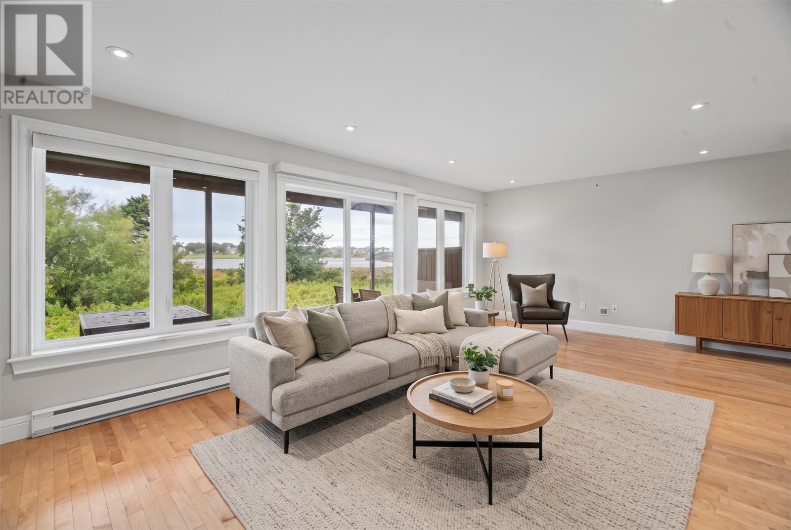 #11 28 Lions Crescent - 35