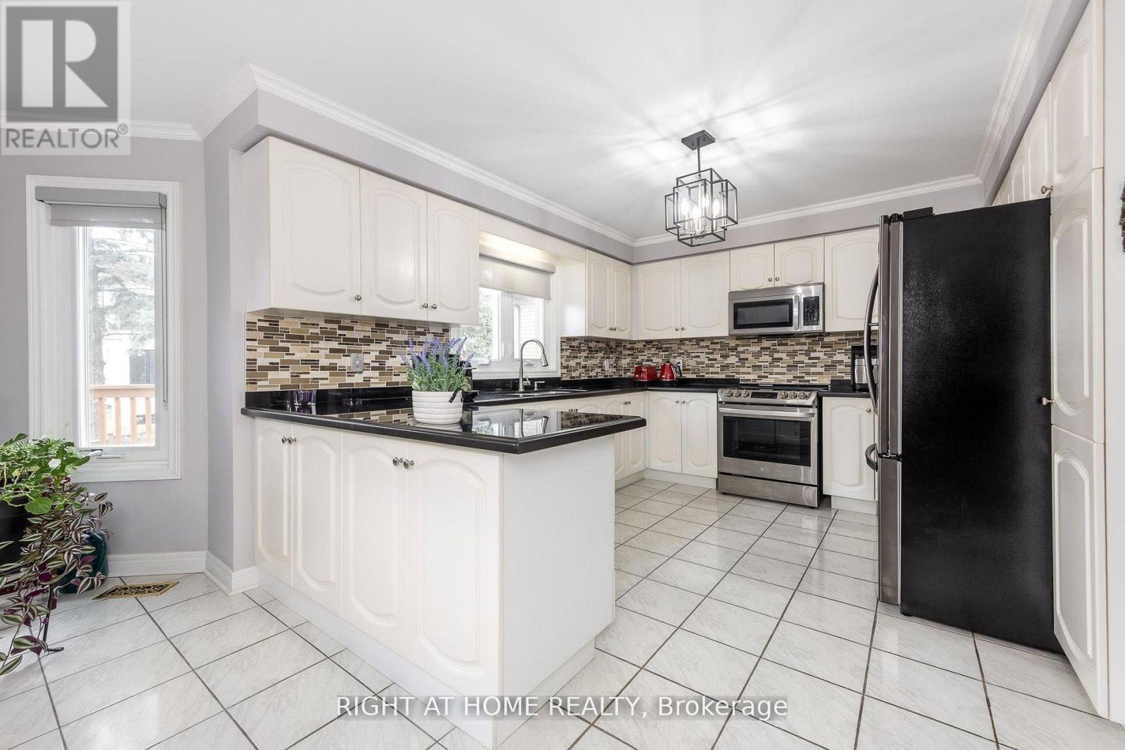 27 Addison Street, Richmond Hill, ON photo 17