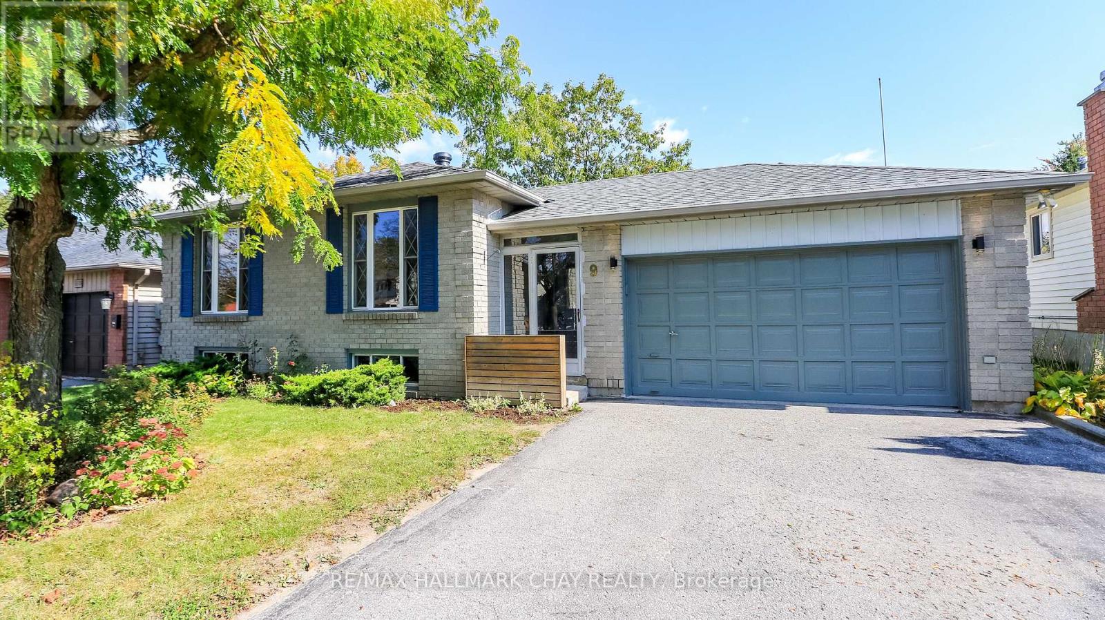 9 Bronte Crescent, Barrie, ON photo 2