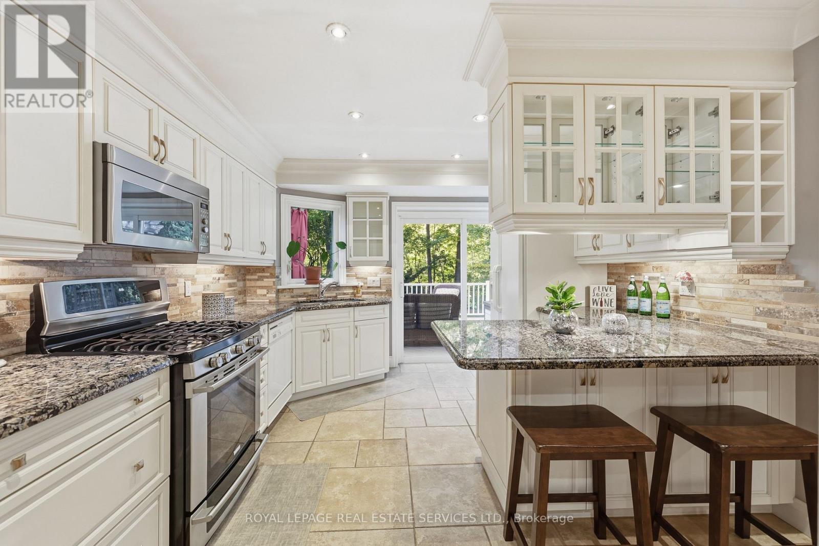 1320 HILLVIEW CRESCENT - 13
